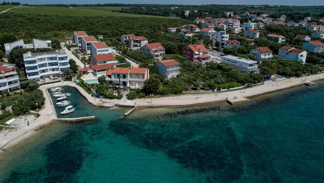 Apartmani Sollei Petrcane Exteriör bild